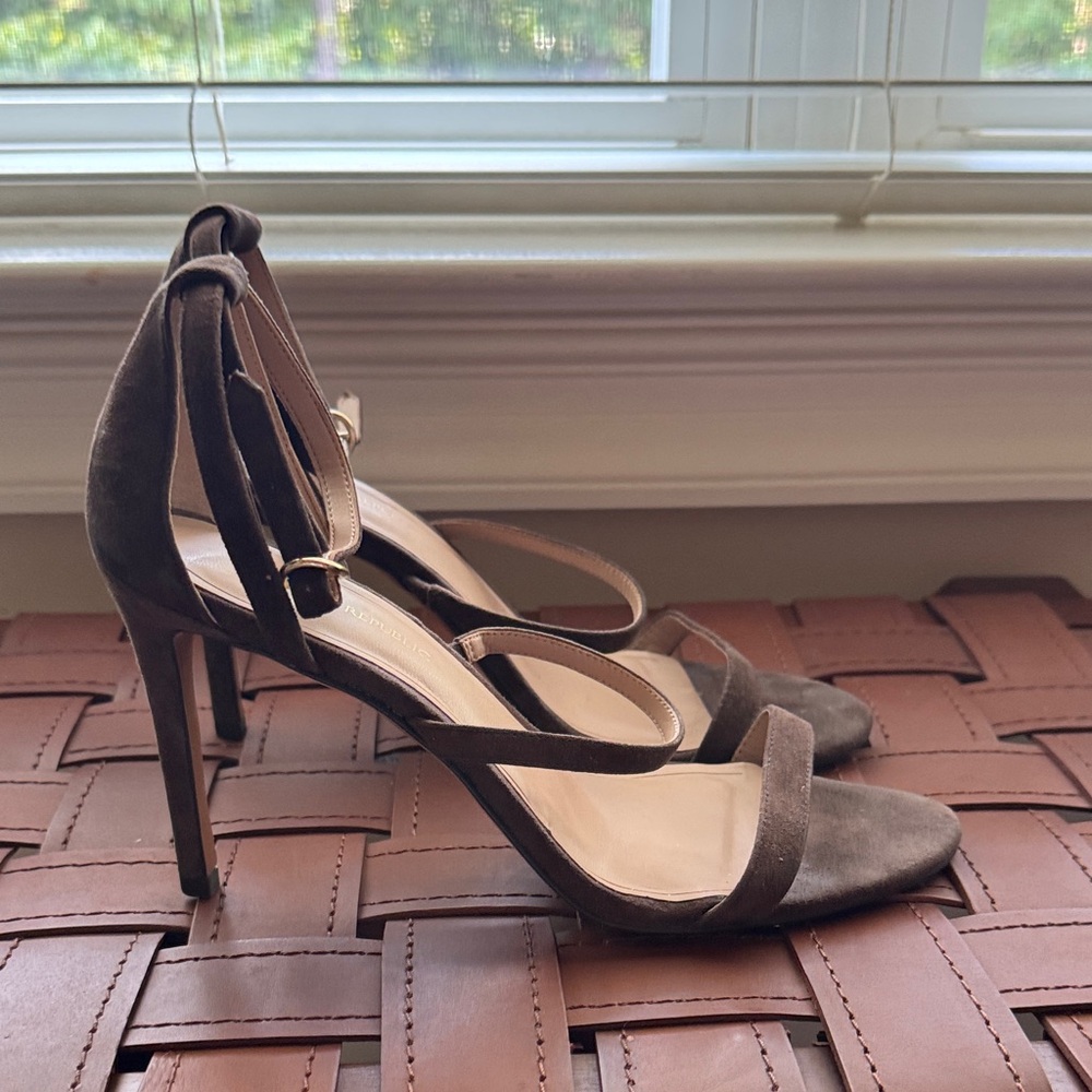 Banana Republic Elegant Brown Suede Strappy Heels size 8.5